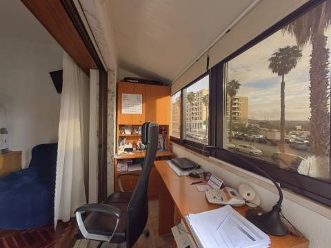 Apartamento T2+1 com Cozinha e Casa de Banho Renovadas no Infantado - Loures