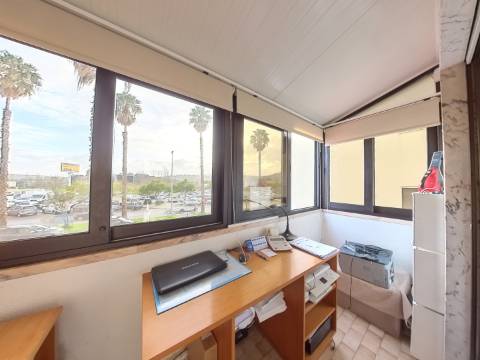 Apartamento T2+1 com Cozinha e Casa de Banho Renovadas no Infantado - Loures