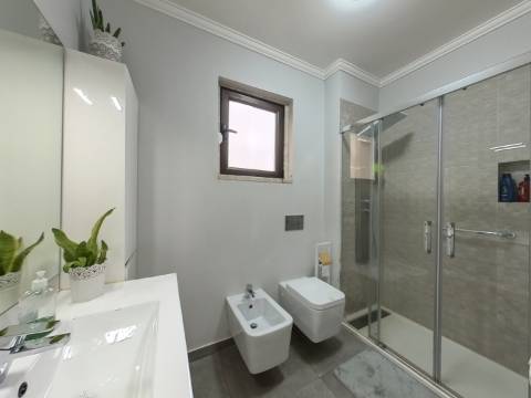 Apartamento T2+1 com Cozinha e Casa de Banho Renovadas no Infantado - Loures