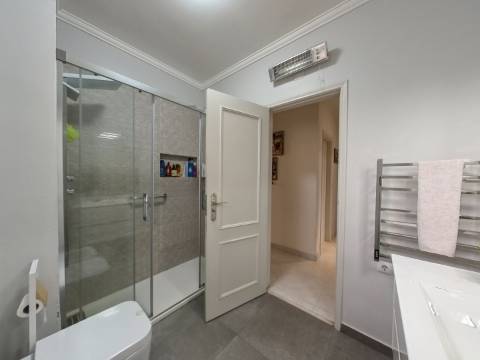 Apartamento T2+1 com Cozinha e Casa de Banho Renovadas no Infantado - Loures