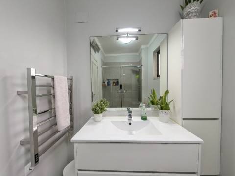 Apartamento T2+1 com Cozinha e Casa de Banho Renovadas no Infantado - Loures