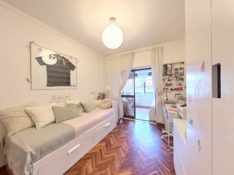 Apartamento T2+1 com Cozinha e Casa de Banho Renovadas no Infantado - Loures