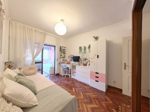 Apartamento T2+1 com Cozinha e Casa de Banho Renovadas no Infantado - Loures