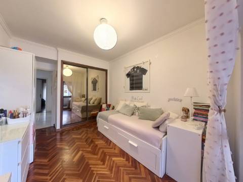 Apartamento T2+1 com Cozinha e Casa de Banho Renovadas no Infantado - Loures