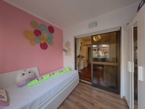 Apartamento T2+1 com Cozinha e Casa de Banho Renovadas no Infantado - Loures