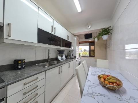 Apartamento T2+1 com Cozinha e Casa de Banho Renovadas no Infantado - Loures