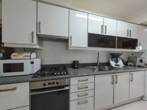 Apartamento T2+1 com Cozinha e Casa de Banho Renovadas no Infantado - Loures