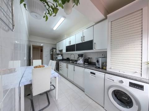 Apartamento T2+1 com Cozinha e Casa de Banho Renovadas no Infantado - Loures
