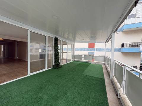 Apartamento T3 remodelado com terraço no centro de Odivelas
