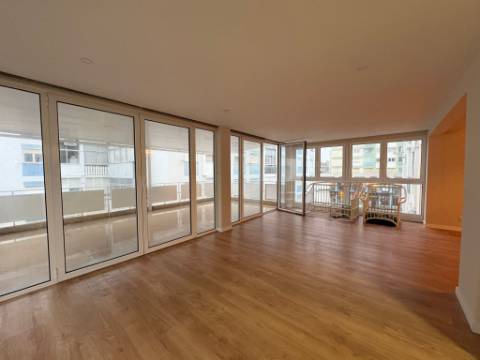 Apartamento T3 remodelado com terraço no centro de Odivelas