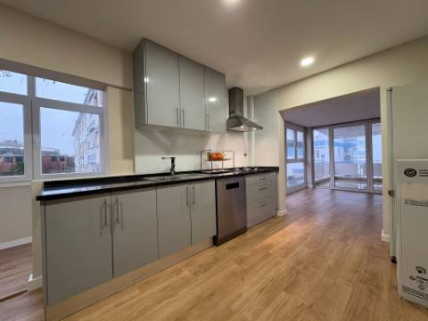 Apartamento T3 remodelado com terraço no centro de Odivelas
