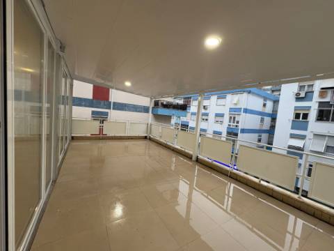 Apartamento T3 remodelado com terraço no centro de Odivelas
