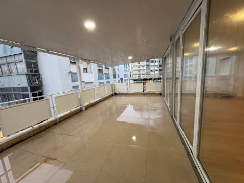 Apartamento T3 remodelado com terraço no centro de Odivelas
