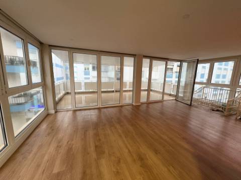 Apartamento T3 remodelado com terraço no centro de Odivelas