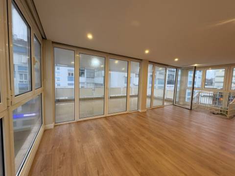 Apartamento T3 remodelado com terraço no centro de Odivelas