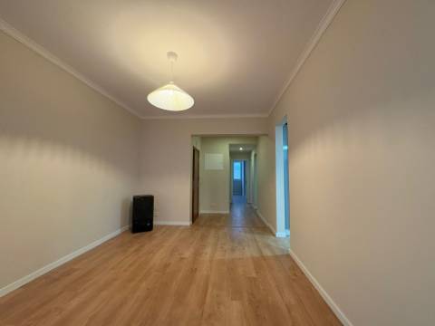 Apartamento T3 remodelado com terraço no centro de Odivelas