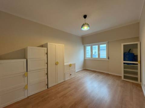 Apartamento T3 remodelado com terraço no centro de Odivelas