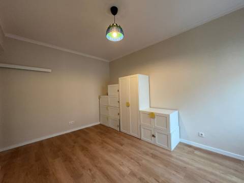 Apartamento T3 remodelado com terraço no centro de Odivelas