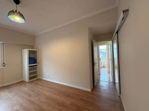 Apartamento T3 remodelado com terraço no centro de Odivelas