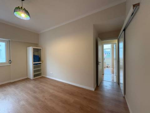 Apartamento T3 remodelado com terraço no centro de Odivelas