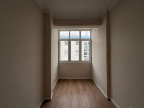 Apartamento T3 remodelado com terraço no centro de Odivelas