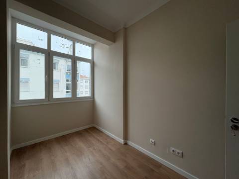 Apartamento T3 remodelado com terraço no centro de Odivelas