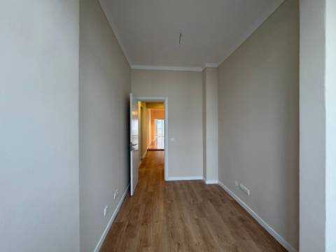 Apartamento T3 remodelado com terraço no centro de Odivelas