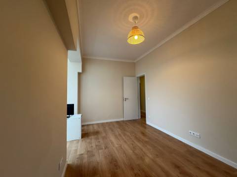 Apartamento T3 remodelado com terraço no centro de Odivelas