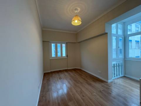 Apartamento T3 remodelado com terraço no centro de Odivelas