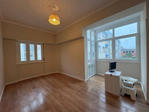 Apartamento T3 remodelado com terraço no centro de Odivelas