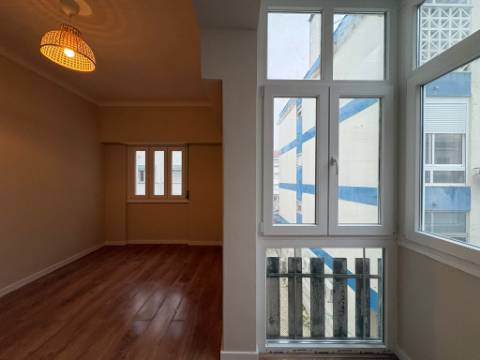 Apartamento T3 remodelado com terraço no centro de Odivelas