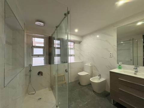 Apartamento T3 remodelado com terraço no centro de Odivelas