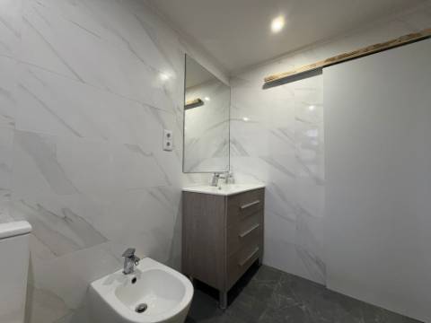 Apartamento T3 remodelado com terraço no centro de Odivelas