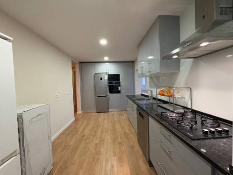 Apartamento T3 remodelado com terraço no centro de Odivelas