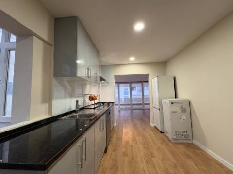 Apartamento T3 remodelado com terraço no centro de Odivelas