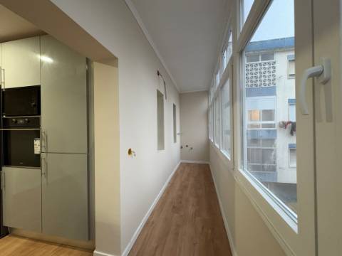 Apartamento T3 remodelado com terraço no centro de Odivelas