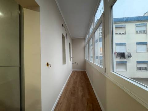 Apartamento T3 remodelado com terraço no centro de Odivelas