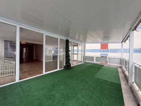 Apartamento T3 remodelado com terraço no centro de Odivelas