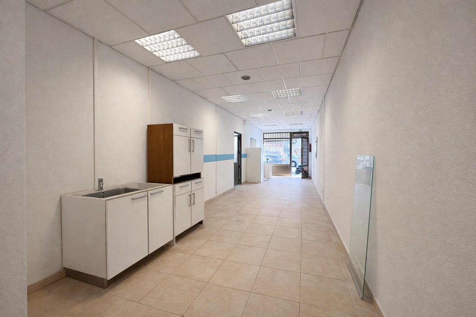 Loja com garagem | Caneças- Ponte da Bica