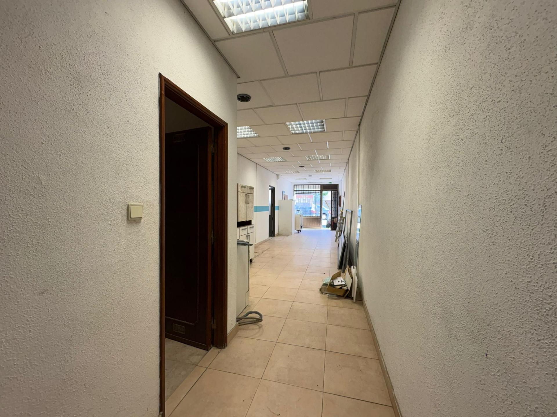 Loja com garagem | Caneças- Ponte da Bica