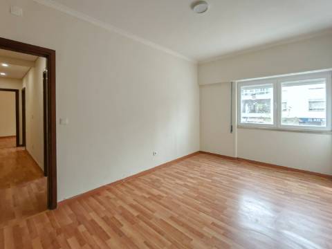 Apartamento T2 Remodelado no Centro de Odivelas | Avenida Dom Dinis