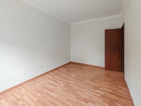 Apartamento T2 Remodelado no Centro de Odivelas | Avenida Dom Dinis
