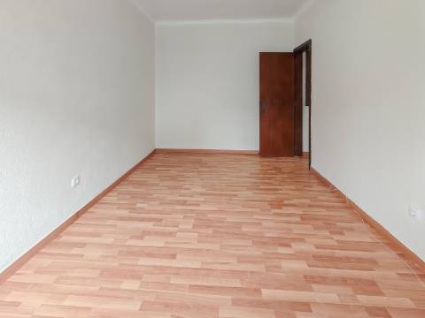 Apartamento T2 Remodelado no Centro de Odivelas | Avenida Dom Dinis