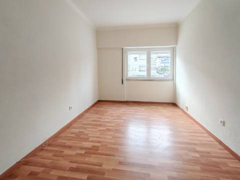 Apartamento T2 Remodelado no Centro de Odivelas | Avenida Dom Dinis