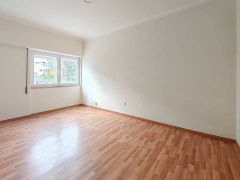 Apartamento T2 Remodelado no Centro de Odivelas | Avenida Dom Dinis