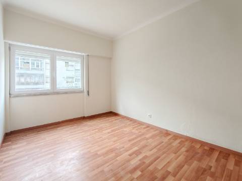 Apartamento T2 Remodelado no Centro de Odivelas | Avenida Dom Dinis