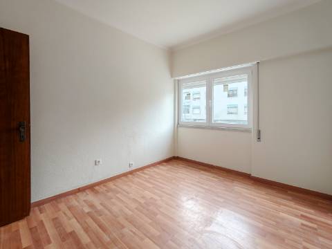 Apartamento T2 Remodelado no Centro de Odivelas | Avenida Dom Dinis