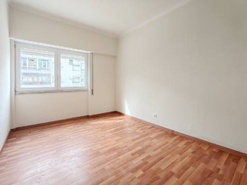 Apartamento T2 Remodelado no Centro de Odivelas | Avenida Dom Dinis