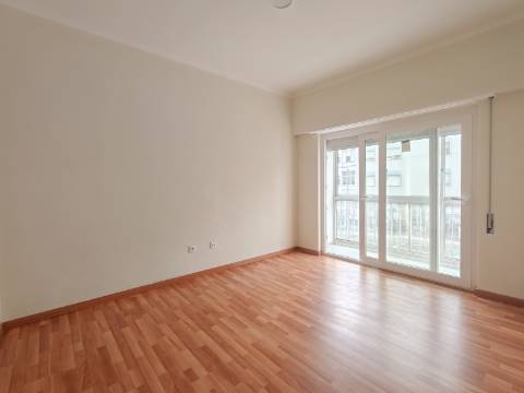 Apartamento T2 Remodelado no Centro de Odivelas | Avenida Dom Dinis