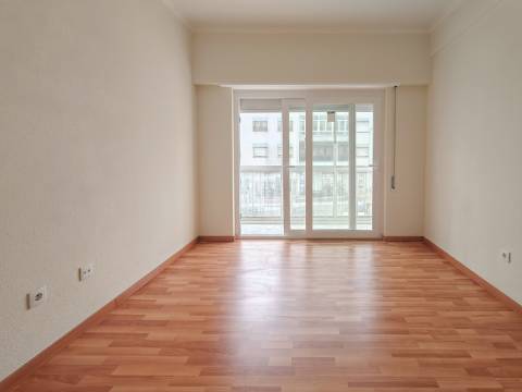 Apartamento T2 Remodelado no Centro de Odivelas | Avenida Dom Dinis